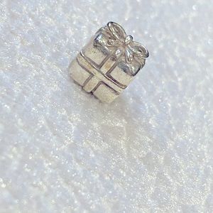 Pandora Present Charm